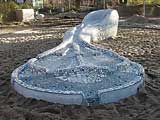 GEFIEDERTE SCHLANGE, Wasserspielskulptur